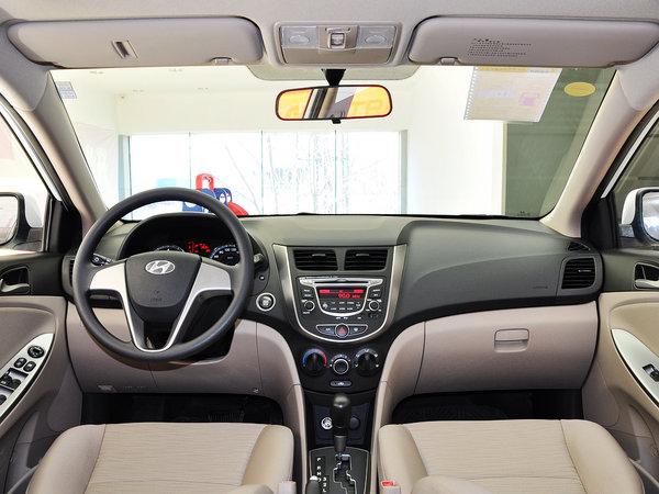 北京现代 三厢 1.4L 自动 中控台整体