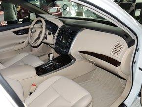 东风日产 2.5L 中控台右侧