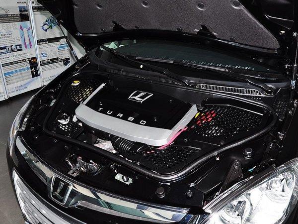 东风裕隆 2.0T 自动 发动机主体特写