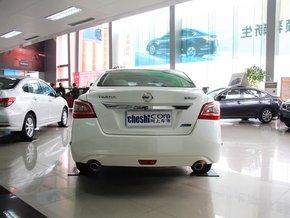 东风日产 2.0L 车辆正后方尾部视角