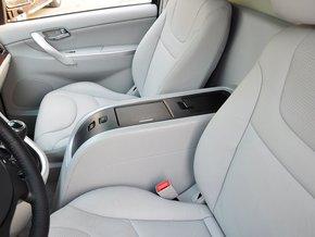 东风裕隆 2.2T 自动 前排座椅中央中间