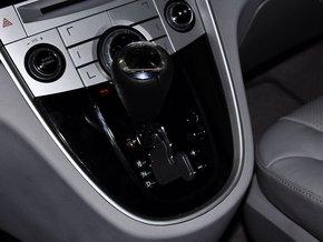 东风裕隆 2.0T 自动 挂档把手特写