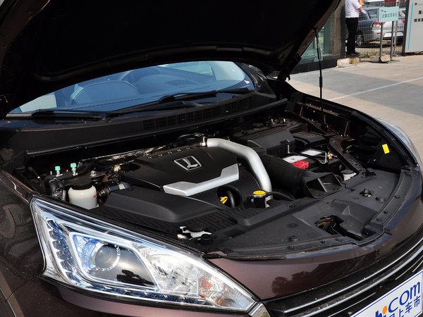 东风裕隆 2.0T 自动 发动机主体特写