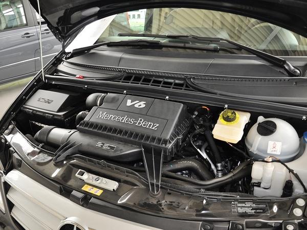 福建奔驰 3.0L 自动 发动机主体特写