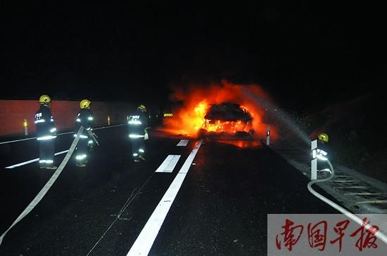 货车突然起大火变