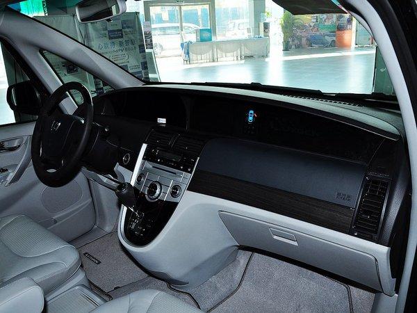 东风裕隆 2.0T 自动 中控台右侧