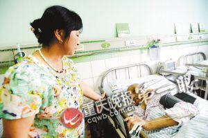 车子急刹撞飞狗伤及路边老人 家属要求司机负全责