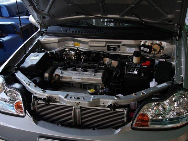 吉利汽车 1.3L 发动机局部特写