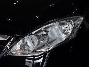 东风裕隆 2.0T 自动 车辆大灯细节