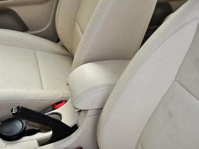 吉利帝豪 1.5L 手动 前排座椅中央中间