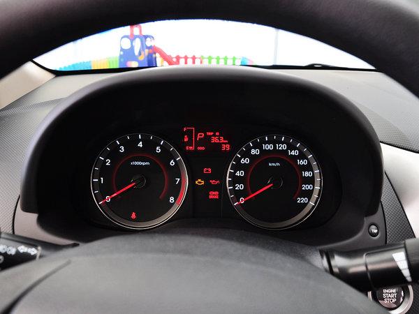 北京现代 三厢 1.4L 自动 方向盘后方仪表盘