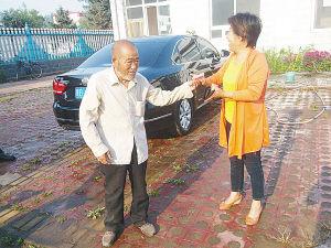 杨万福老人婉拒失主家人塞给他的钱。 通讯员 李建军 摄