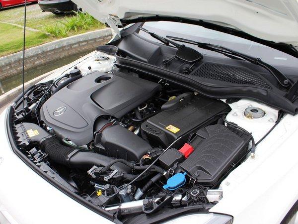 奔驰(进口) A180 1.6T DCT 发动机主体特写