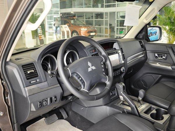 三菱(进口) 3.0L 自动 中控台左侧