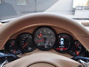 保时捷 3.0T DCT 方向盘后方仪表盘