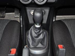 东风悦达起亚 三厢 1.4L 手动 挂档把手特写