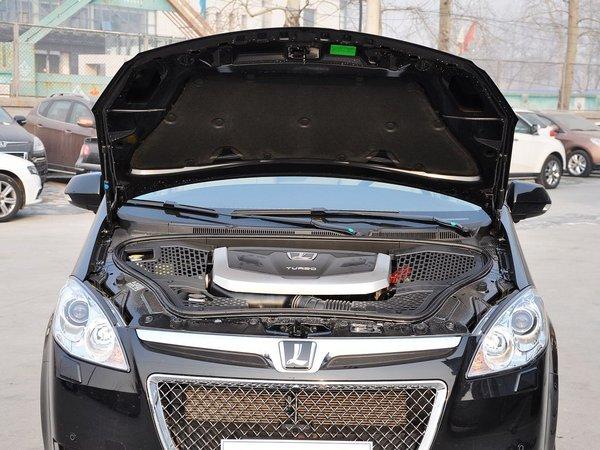 东风裕隆 2.2T 自动 发动机局部特写