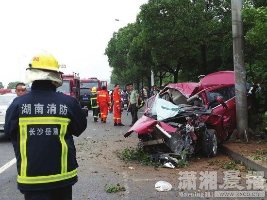 夫妻开快车上班出车祸 车子揉成面团双双遇难-中新网