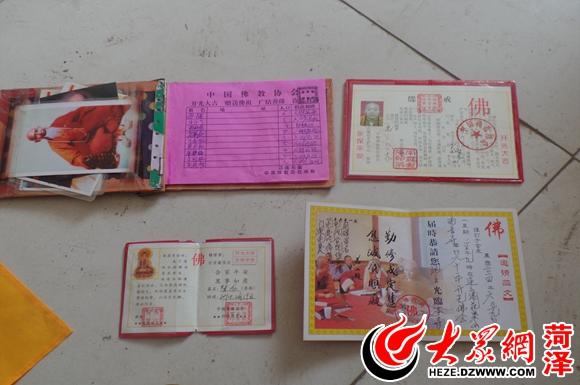 假和尚向商贩兜售观音卡不会念经被识破