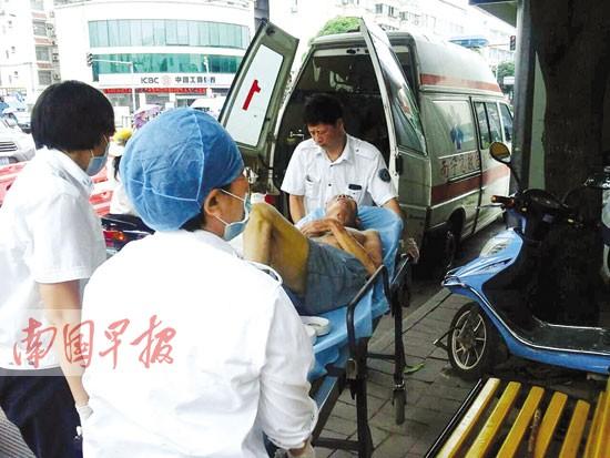 老汉过马路时突然疾病 交警将其背至安全地带(图)