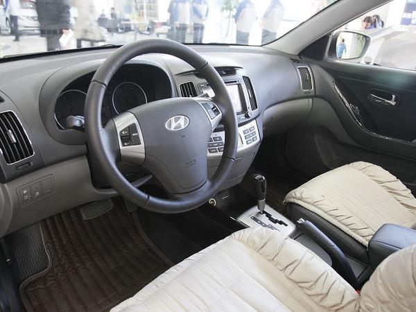 北京现代 1.6L 自动 中控台左侧