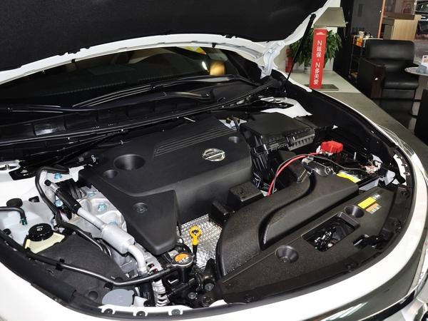 东风日产 2.5L 发动机主体特写