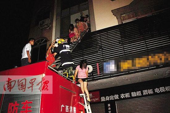 北流一自建楼突发大火围困14人 消防车上架梯救人