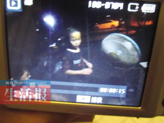 小男孩露宿街头多日不愿回家 一见到警察来就跑