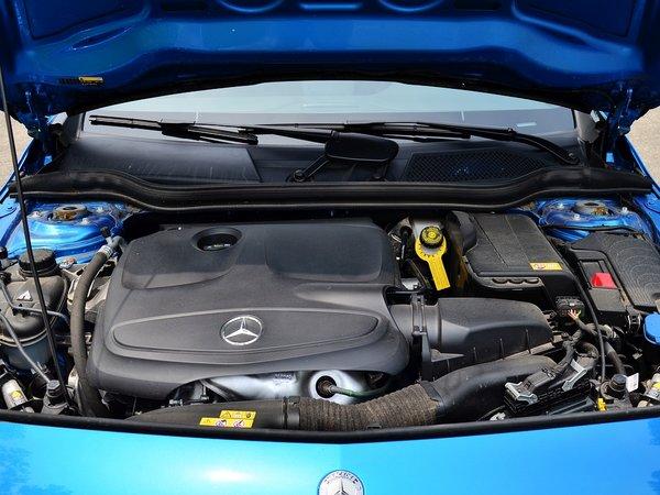 奔驰(进口) A200 1.6T DCT 发动机局部特写