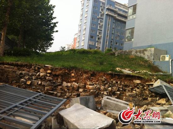 泉景天沅晴园小区围被阵雨冲垮 三辆私家车受损