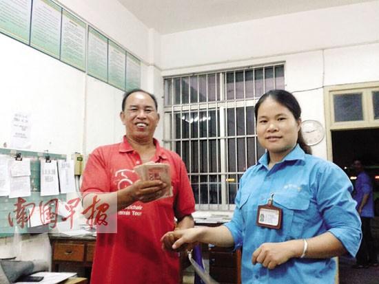 男子将钱袋遗落公交车上 司机拾金不昧