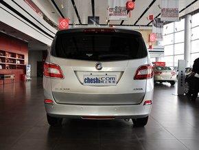 别克 2.4L 车辆正后方尾部视角