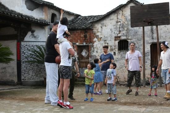 贝儿与姚明比高