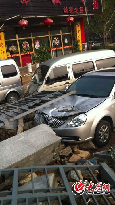 泉景天沅晴园小区围被阵雨冲垮 三辆私家车受损