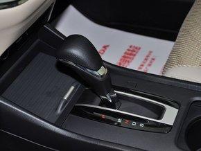 东风本田 1.8L 自动 挂档把手特写