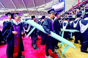 昨天,三千余名身穿学士服的清华本科毕业生陆续进入毕业典礼会场。 晨报记者 李木易/摄