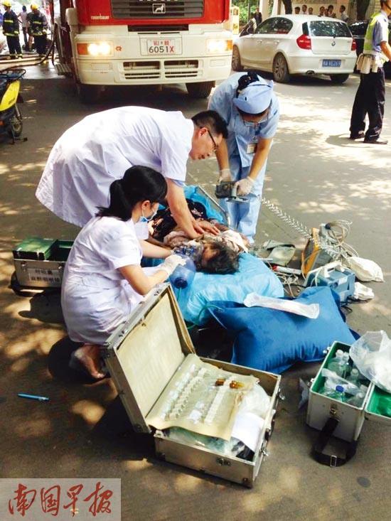 南宁一民房起火 消防员冲进火场救出卧床老人(图)