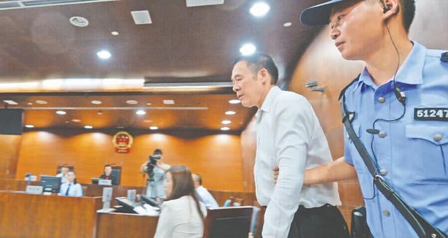 成都“天天渔港”受审 老板:不知道销售假酒(图)