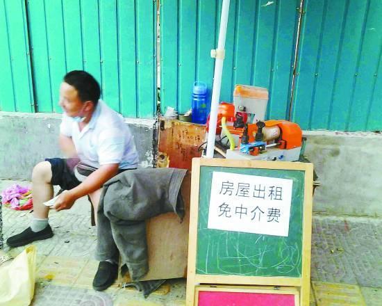 对大多数家在外地、自己居京打拼的年轻人来说,除了找工作、挣钱之外,另一个不得不面对的生活问题,就是找房、租房了。