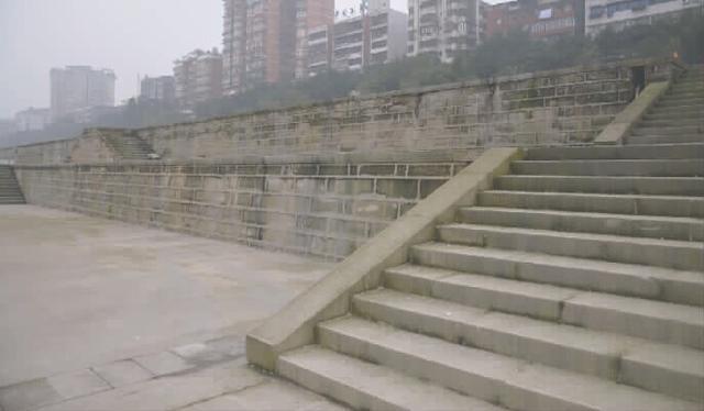 泸州一停车场变“吞人坝” 连发溺水事故3人失踪(图)