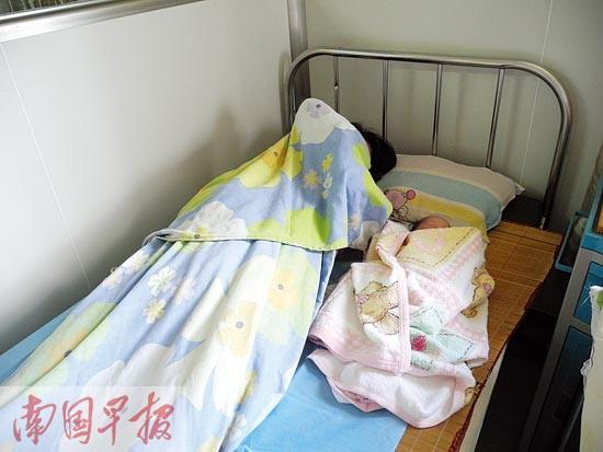 孕妇公车上临产 车上医生伸援手司机驾车抵医院
