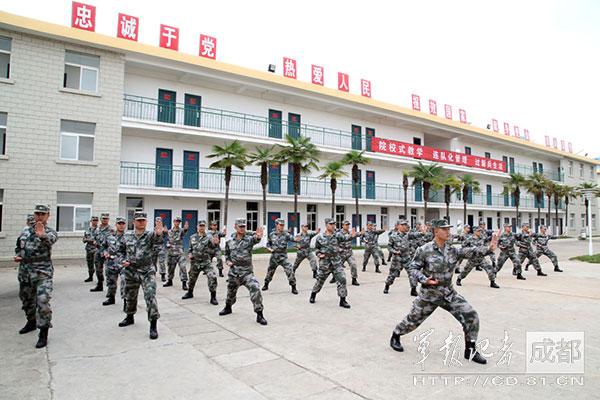 成都军区联勤部轮训士官女兵打军体拳组图