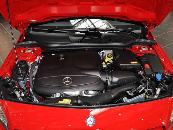 奔驰(进口) a180 1.6t dct 发动机局部特写