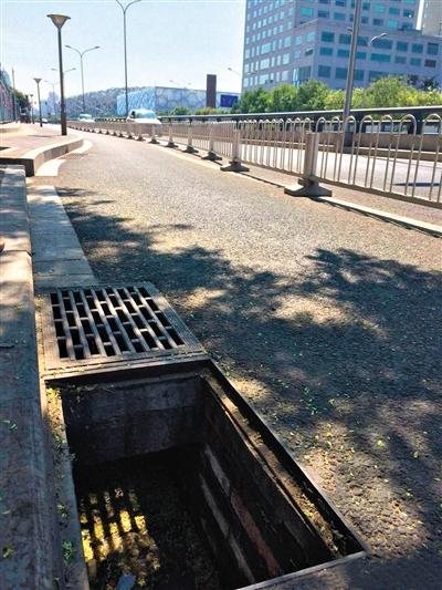 路边雨水井井盖不翼而飞 骑车女坠入脸部受伤严重