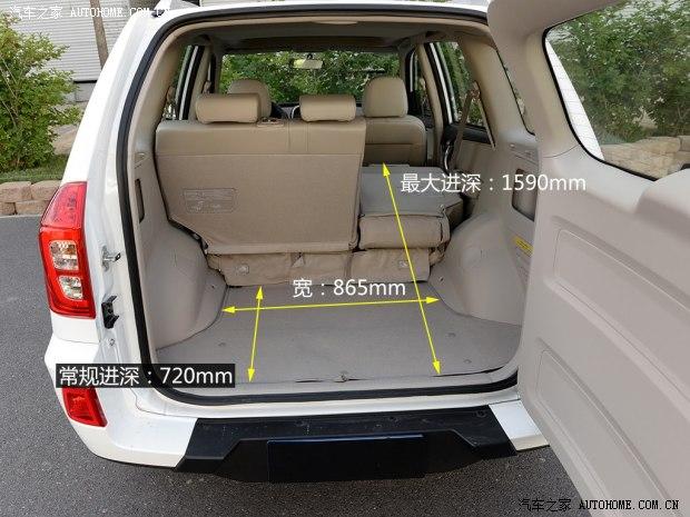 瑞虎3的后备厢离地间隙很低,搬用大件物品的时候比较方便,而且由于