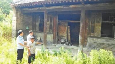 洛阳男子半夜开车进深山盗窃古门窗 曾装买主探底