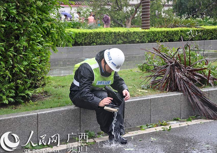 一名交警在路边休息时,将水鞋中的水倒出