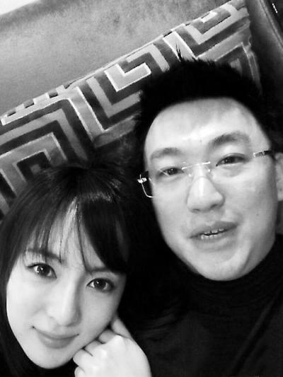 央视女主播李蜜隐婚两年晒与老公合影秀恩爱图