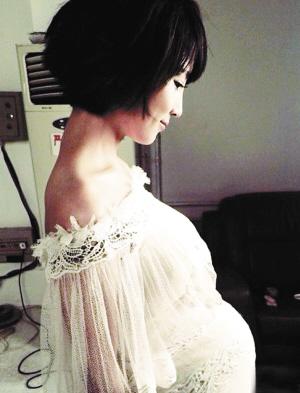 谢楠怀双胞胎老公吴京遭网友调侃图