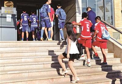 对外经贸大学女生宿舍楼搬进近600名男生